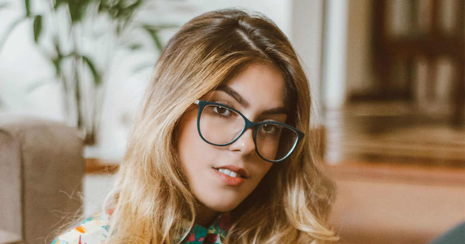 Best Glasses for Blonde Hair - Vlookoptical™